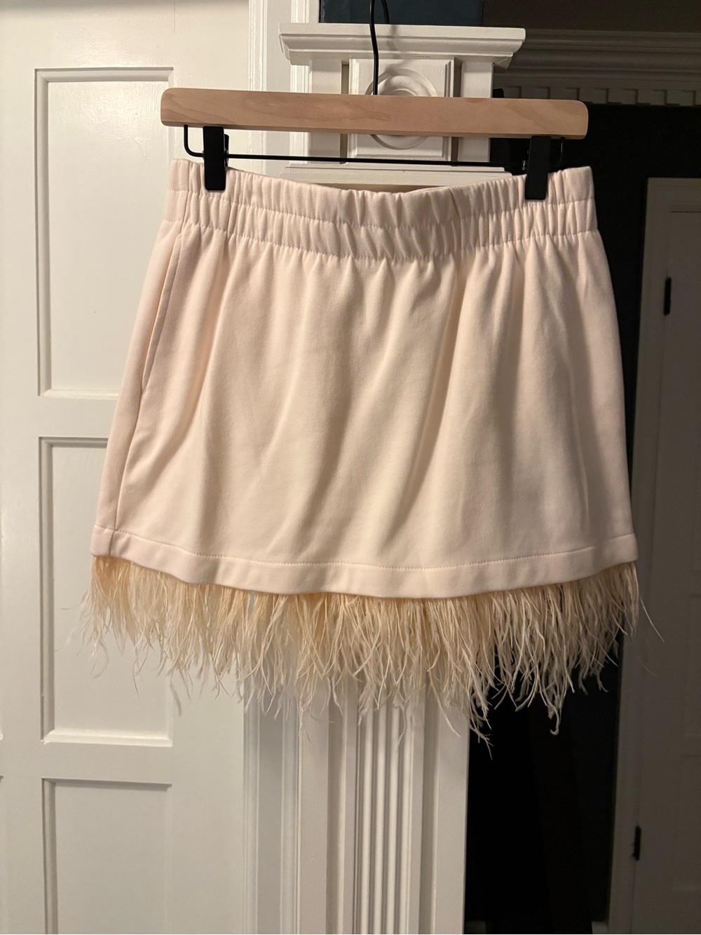 Cream Feather-Trim Mini Skirt — Chic Elastic-Waist Style